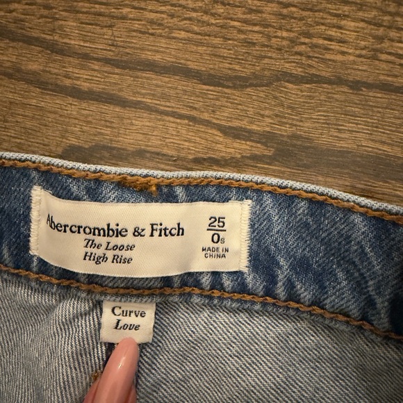 Abercrombie & Fitch High Rise Blue
Jeans - Picture 3 of 3